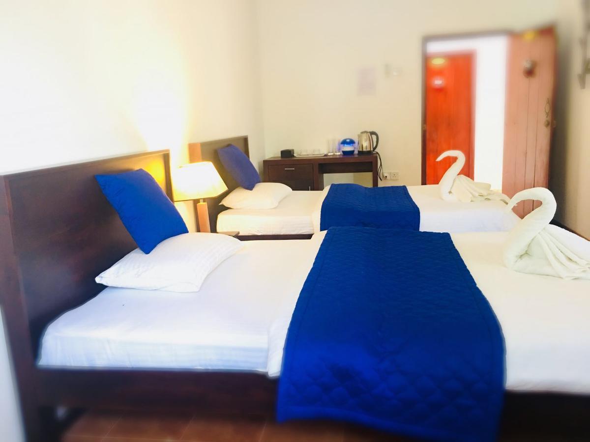 Blue Whale Holiday Hotel Mirissa Chambre photo